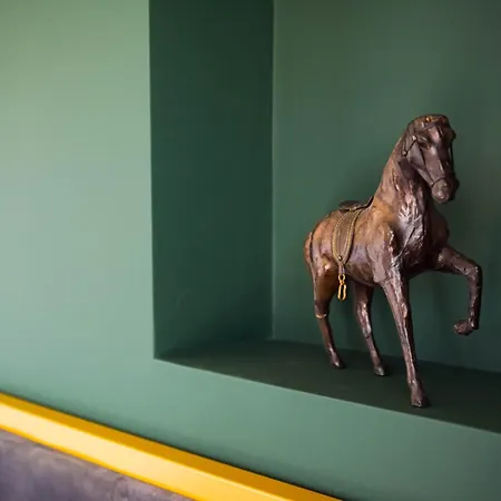 Wonderland For Rent * Sofía